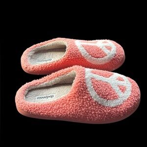 ✨Pink and white peace sign slippers✨
